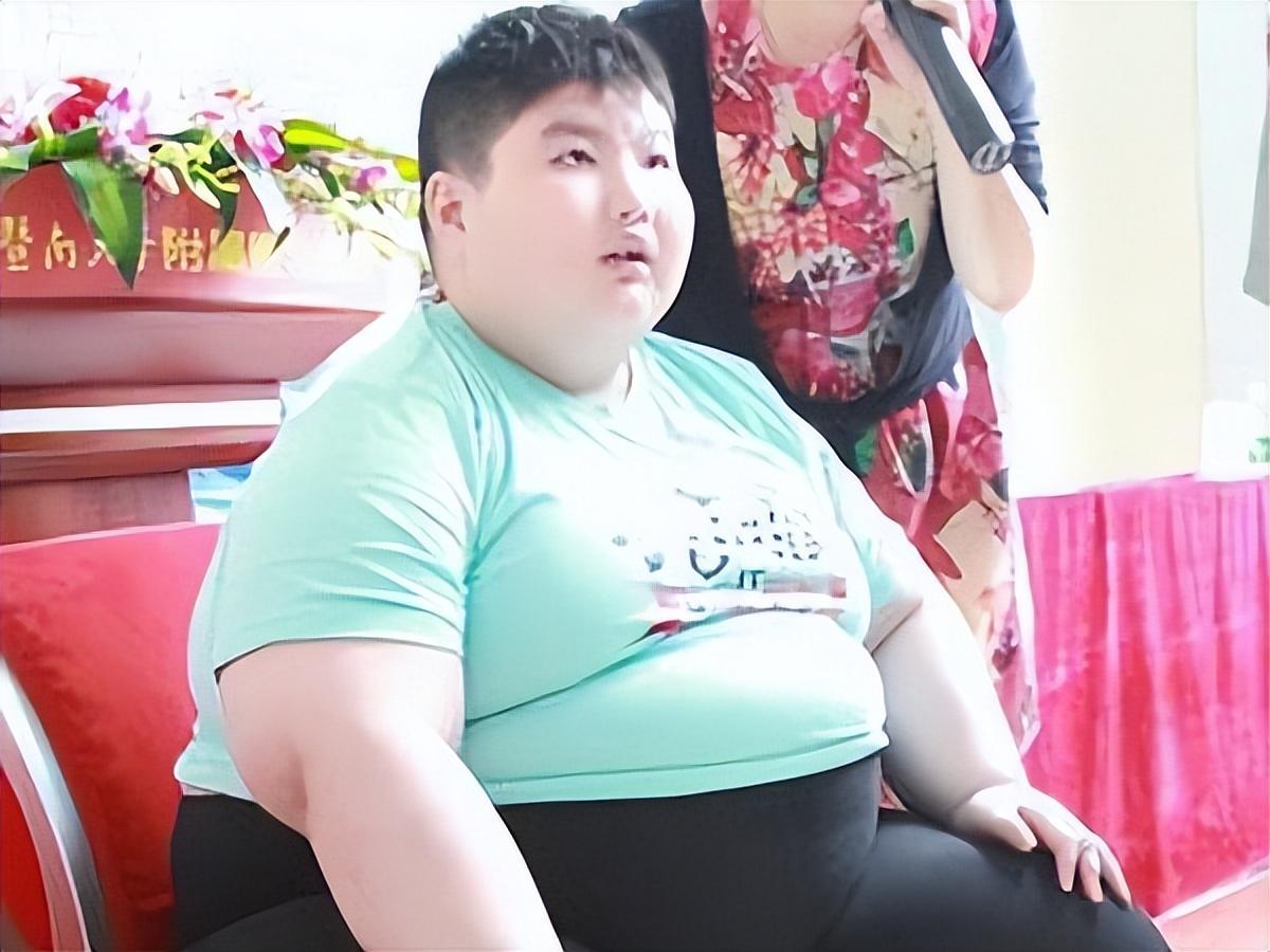 回顾300斤的14岁男孩一顿饭吃18包泡面去世前哭着说想减肥
