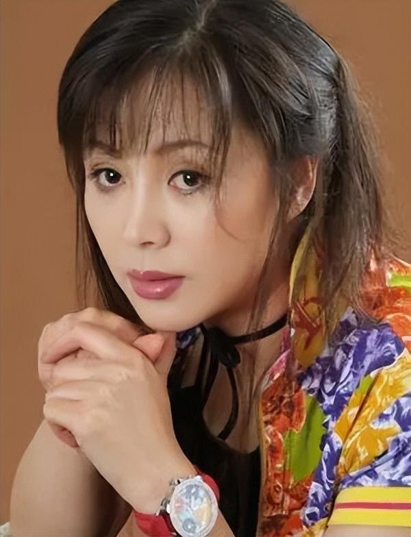 回顾于小慧月子期间办离婚做单亲妈妈37年今儿子成她骄傲