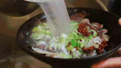 糊涂面 /糊涂面以面条,黄豆芽,胡萝卜为主要原料,配以独特的调料,口感