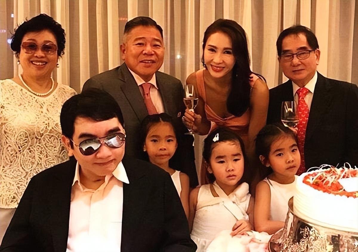 回顾赵敏黎姿37岁嫁残疾丈夫41岁生三胎如今她怎样了