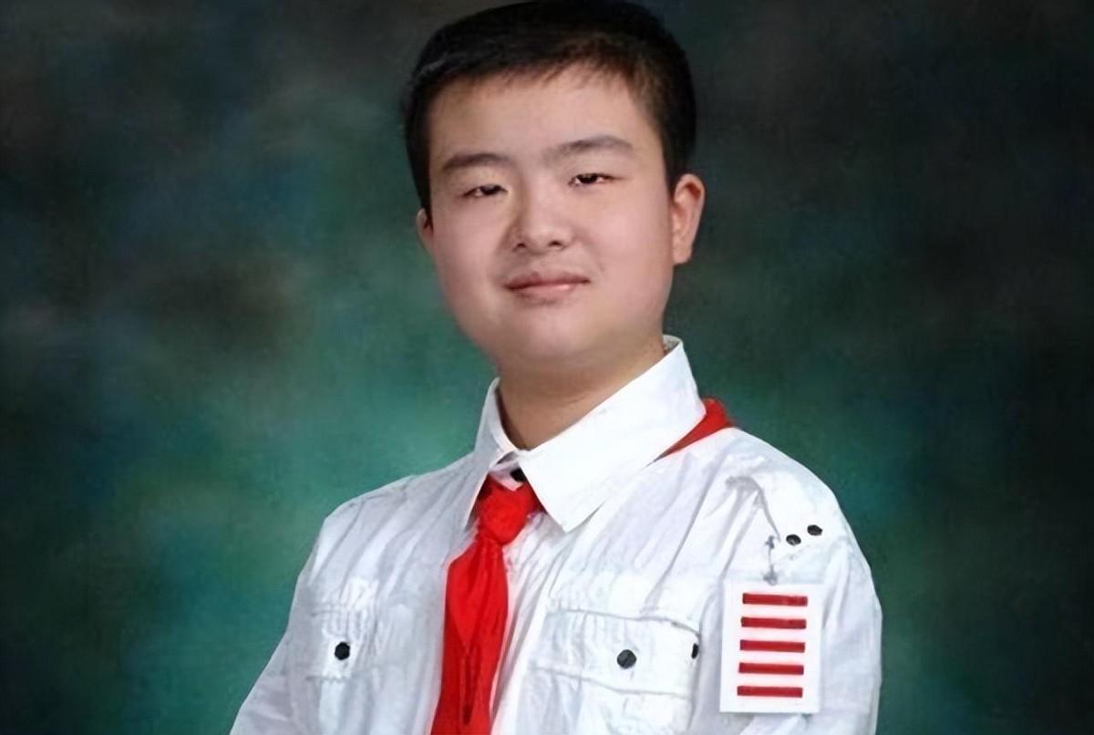 回顾五道杠少年黄艺博小学时因一张照片走红如今过得怎样了