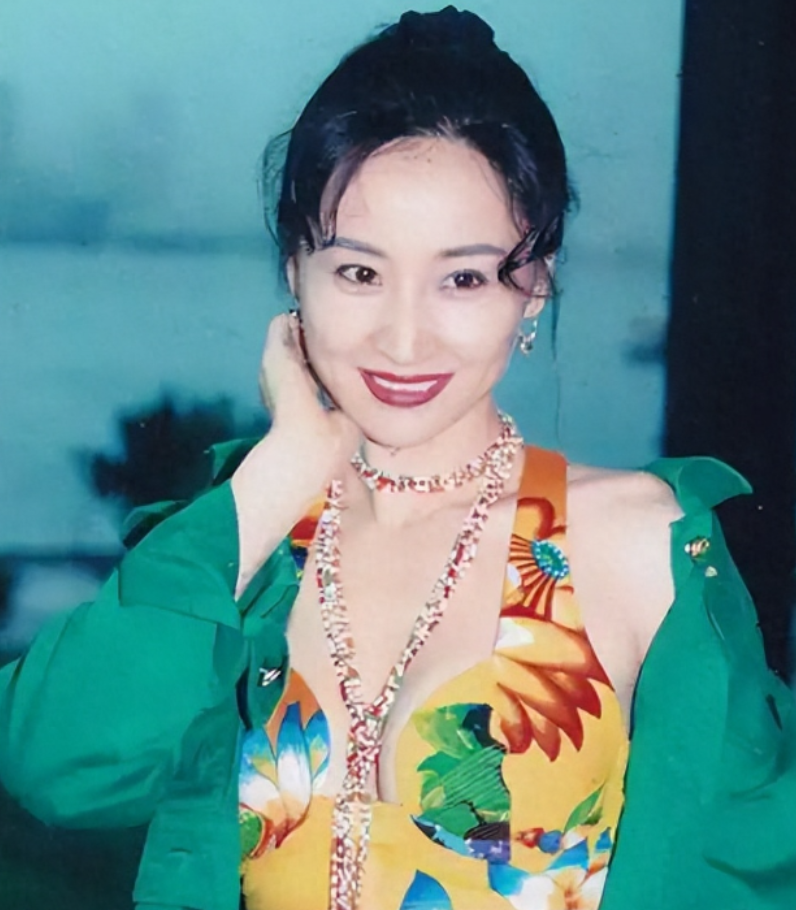 回顾于莉是张艺谋的梦中情人却情路坎坷如今60岁依旧单身