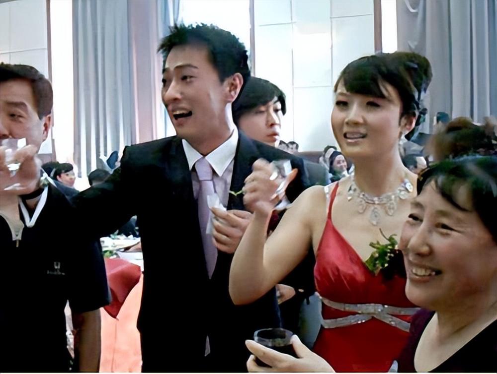 回顾央视著名主持人顾国宁父亲病逝后他又离婚人生与风霜共舞