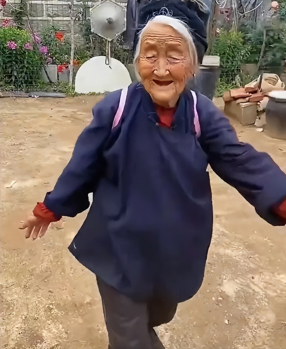 回顾103岁老太活成少女让80岁儿媳操碎心调皮捣蛋似小孩