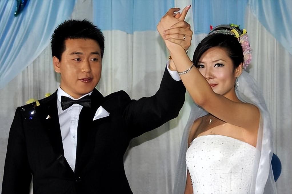 原来,早在北京奥运会之前,同为奥运冠军的庞伟已经和杜丽相恋,但当时