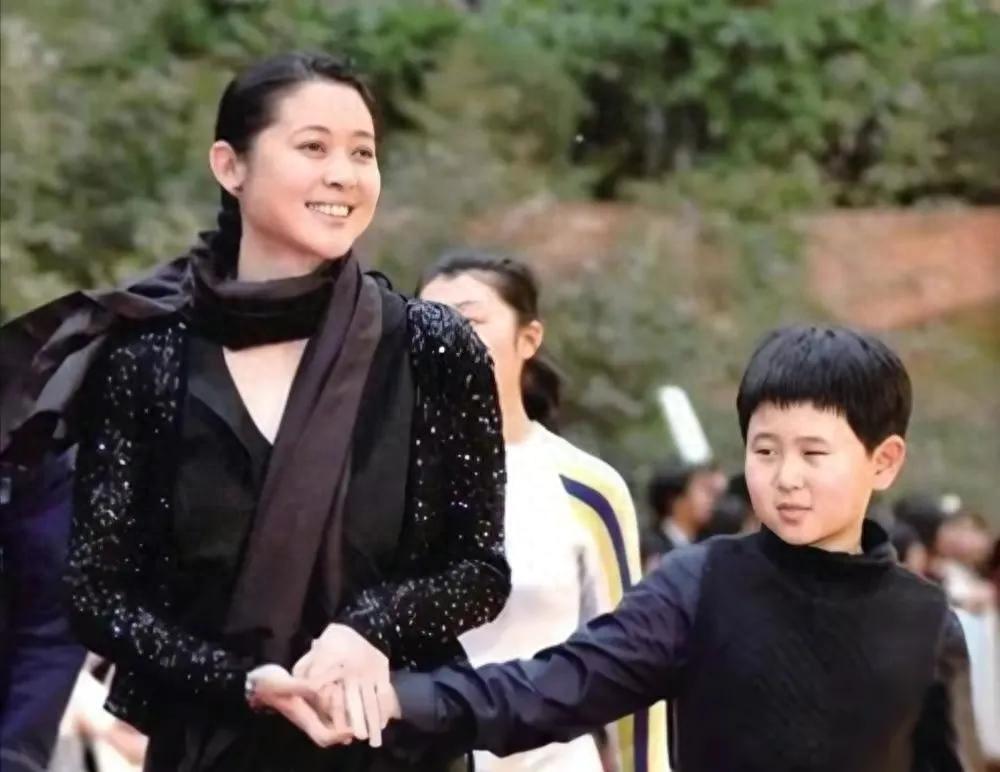 他是倪萍儿子的亲生父亲身价过亿却在儿子患病时离开母子俩