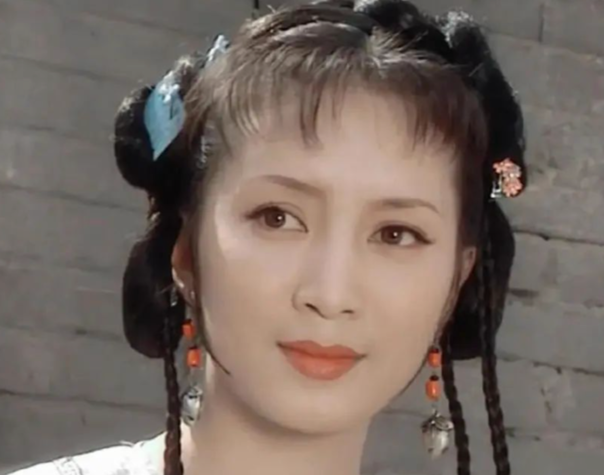 回顾胡小庭:嫁平凡丈夫,父母相继离世,如今45岁丈夫被宠成宝