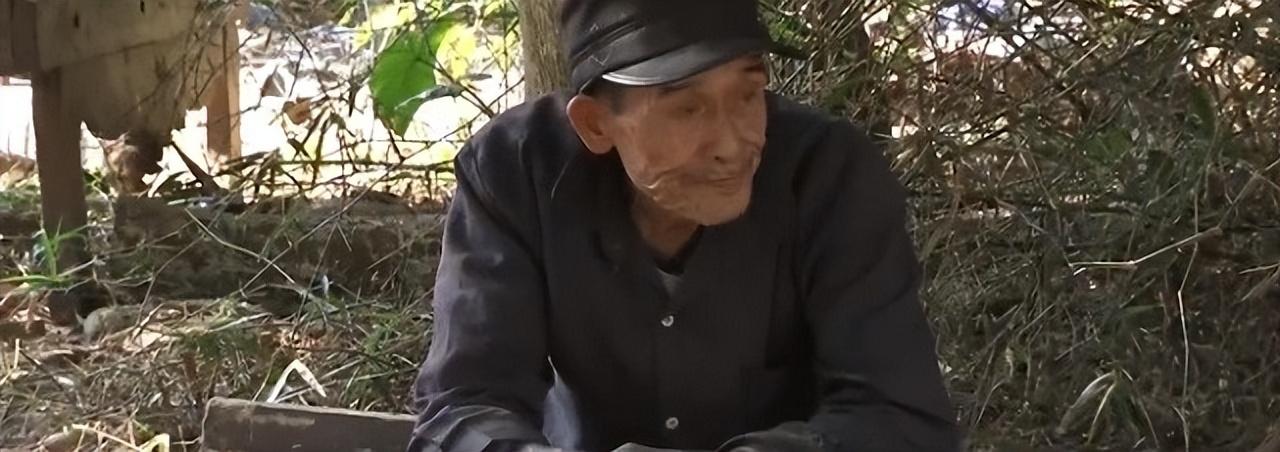 他摸向了身侧的床位,已经空无一人,连忙喊着:"妹泽子,妹泽子(南康方言