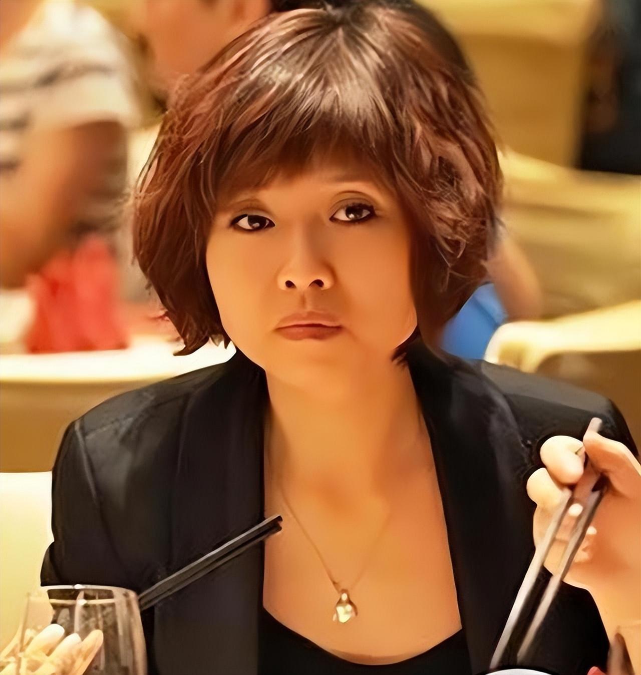 一个大男人能伤心到这种程度,可见他曾经对杨娜的爱也很深.