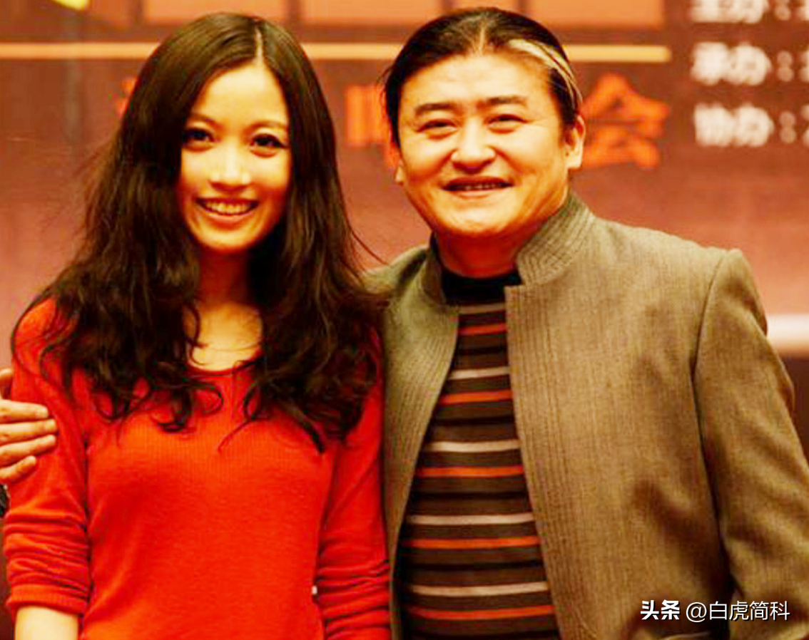 姚贝娜1981年出生于武汉的文艺分子家庭,父亲名叫姚峰,是一名从事教育