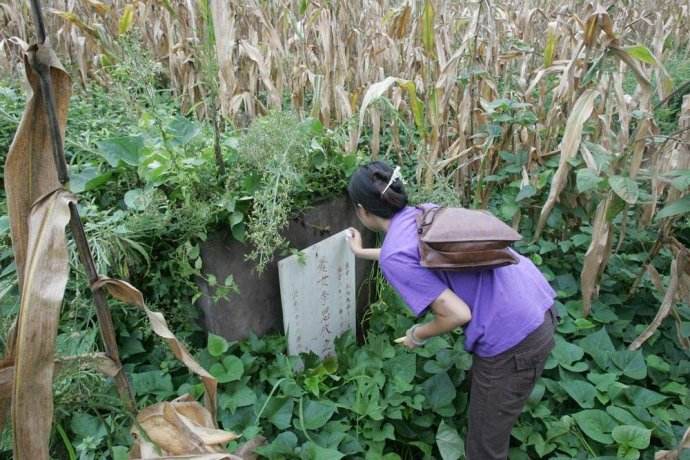 李思怡的墓碑对此,社会大众愤怒地指责李桂芳.