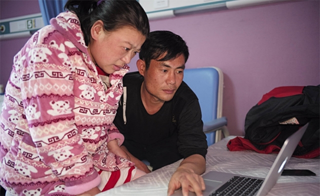 2017年因不孕遭前夫抛弃的女子再婚后生下双胞胎却高兴不起来