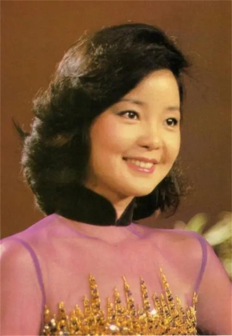 军人抬棺身披国民党党旗下葬邓丽君真的是国民党间谍吗