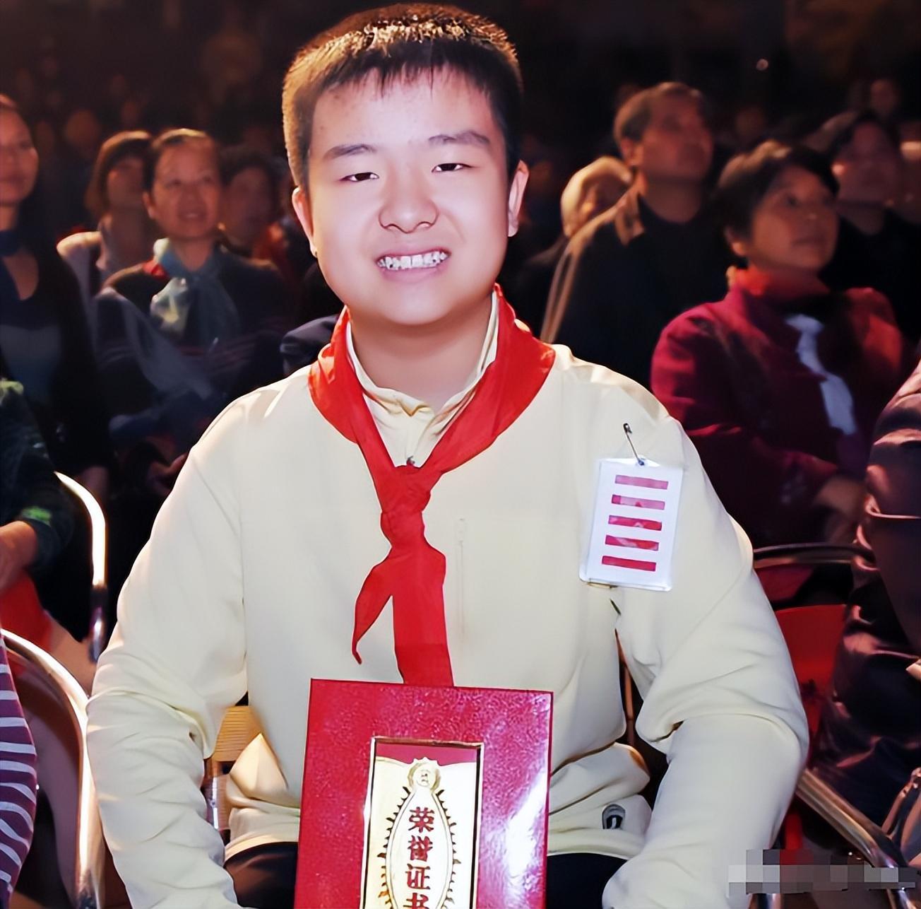 回顾五道杠少年黄艺博小学时因一张照片走红如今过得怎样了