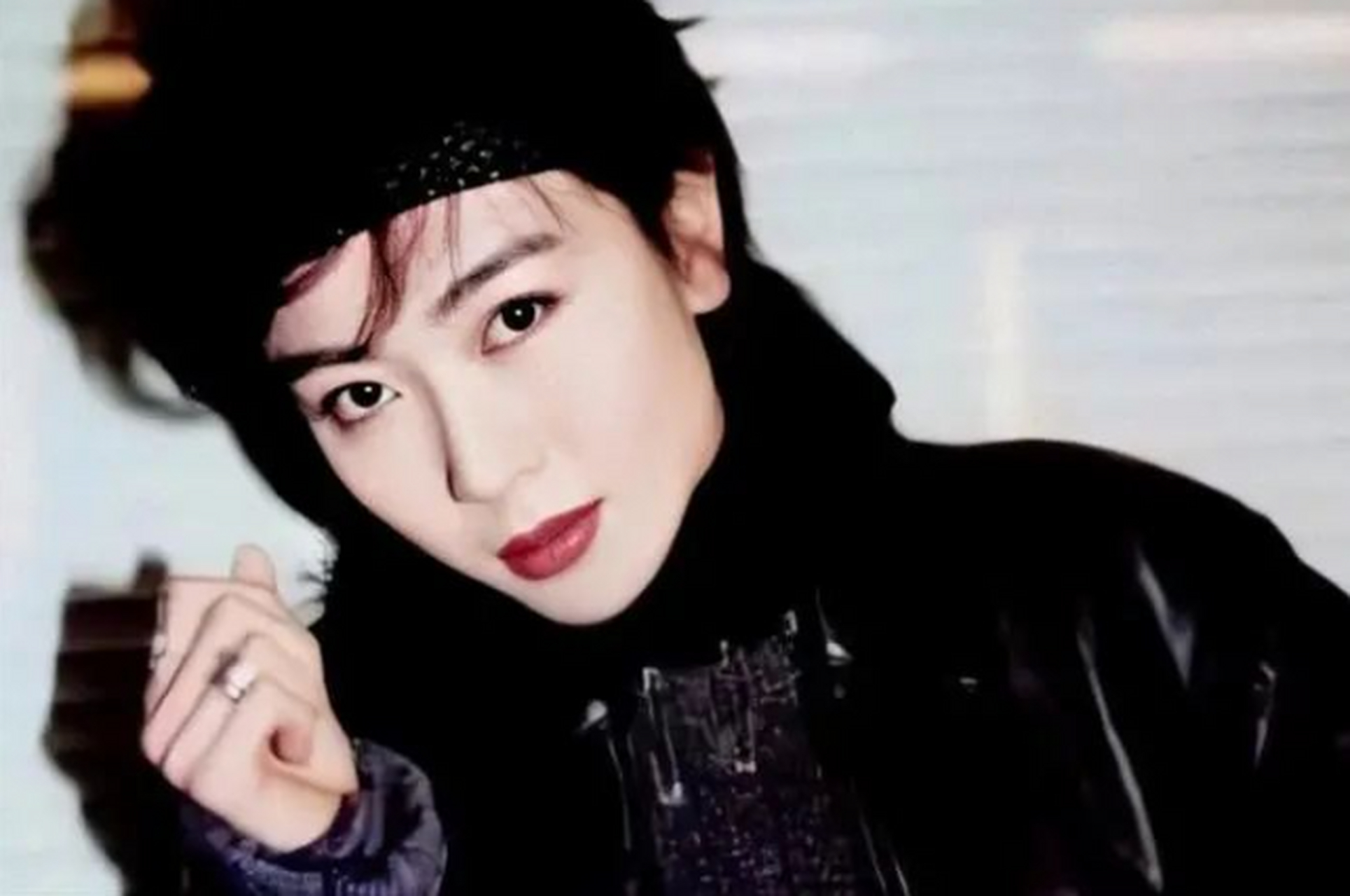 袁洁莹是上世纪八九十年代香港娱乐圈的短发女神,凭借电影《开心鬼过