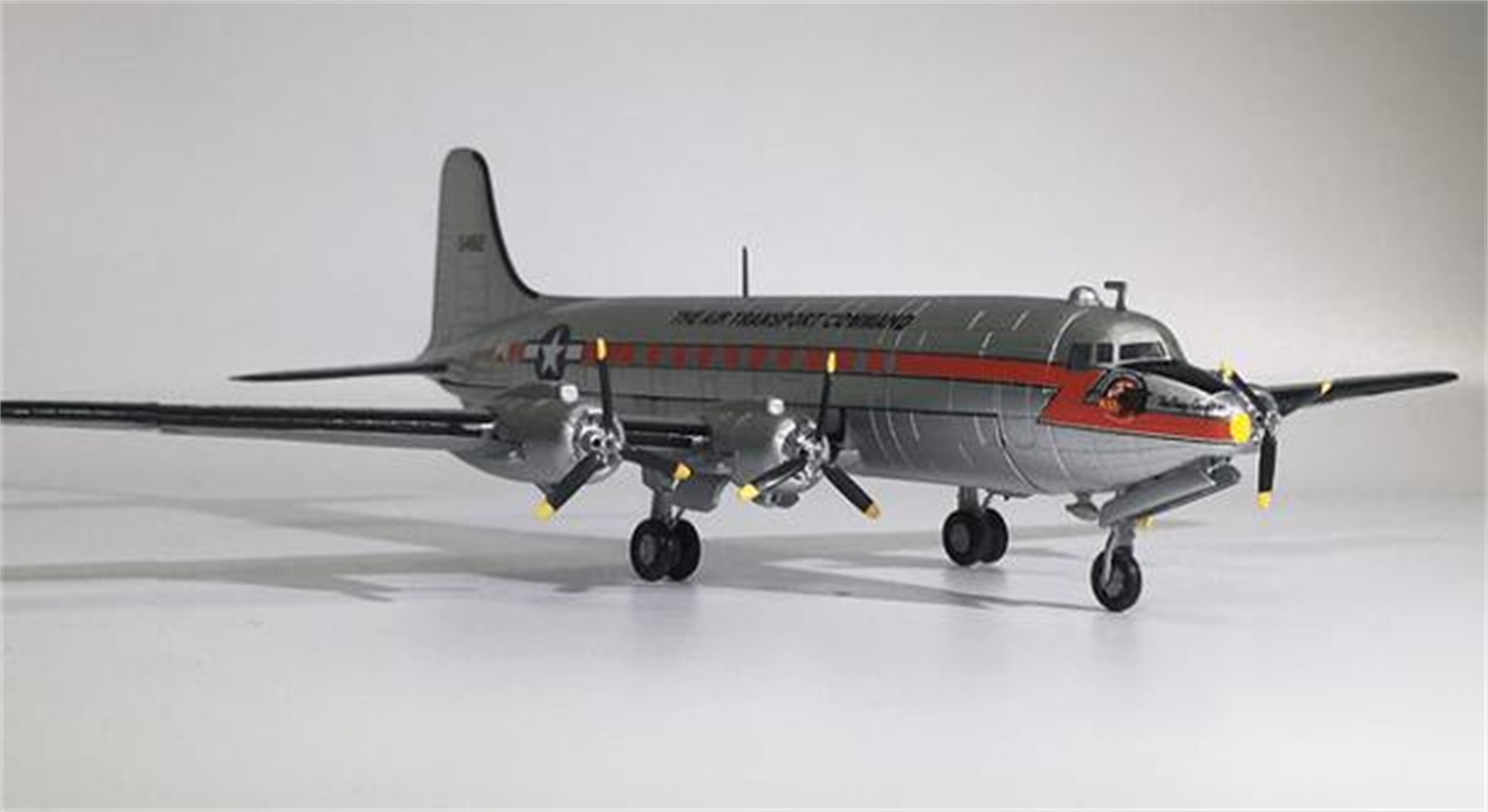 一架隶属于英国国泰航空公司的dc-4型号客机从新加坡出发,在飞机抵达