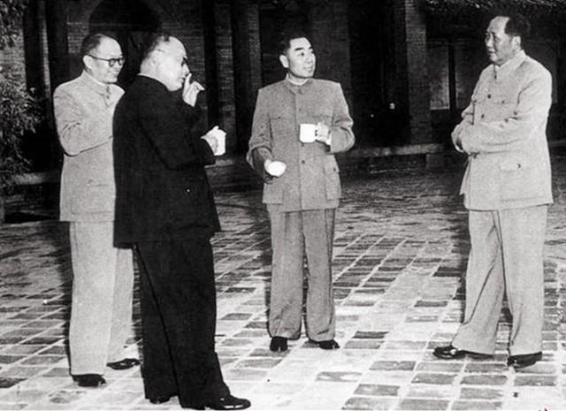 三元帅在北戴河陈毅聂荣臻生日这天含笑拍了这一张珍贵合影