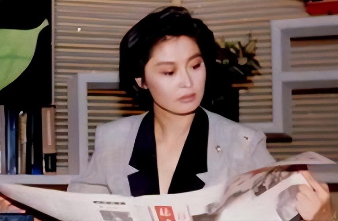 敬一丹上中学时,因为特殊年代,父母被分配去了干校,姐姐去了生产建设