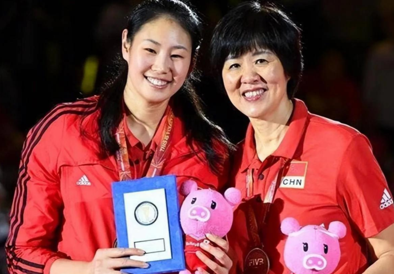 回顾名将颜妮退役后与魏秋月新疆旅游展现大长腿36岁依然单身