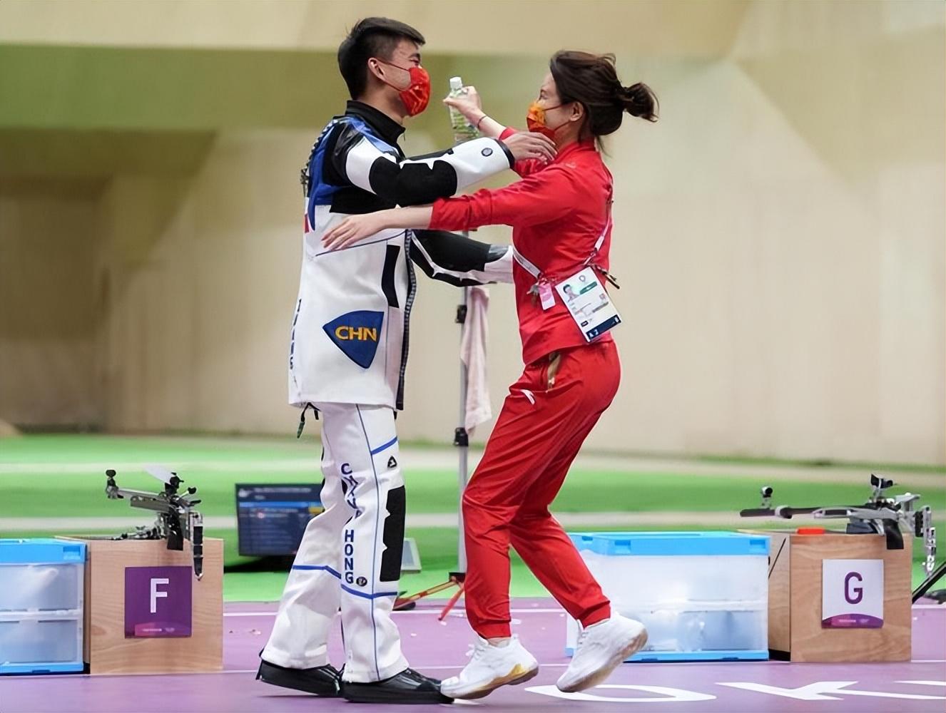 回顾冠军杜丽嫁给师弟从满脸痘蜕变成颜值女神38岁风韵犹存