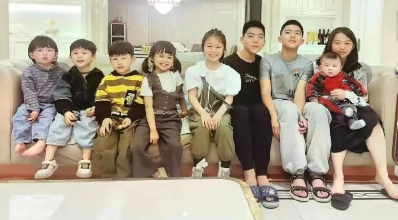 田东霞在社交平台会发布一家人的日常,有不少网友都替她担心,是不是她