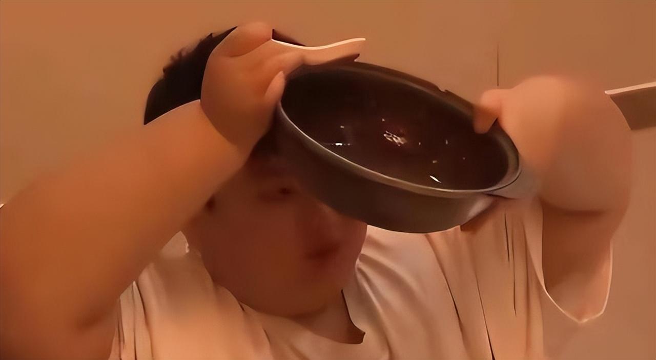 回顾300斤的14岁男孩一顿饭吃18包泡面去世前哭着说想减肥