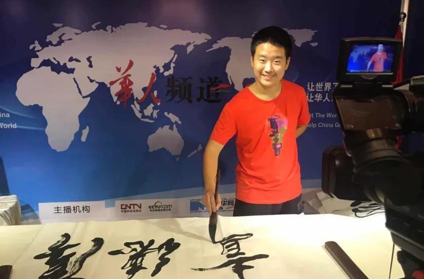 回顾书法神童何世龙11岁时四个字卖11万如今欲翻红成直播骗子