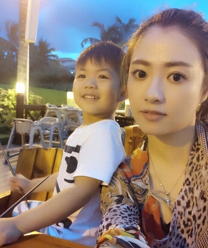 在吴凯新承诺改过自新和写下婚姻保证书之后,沈丽君