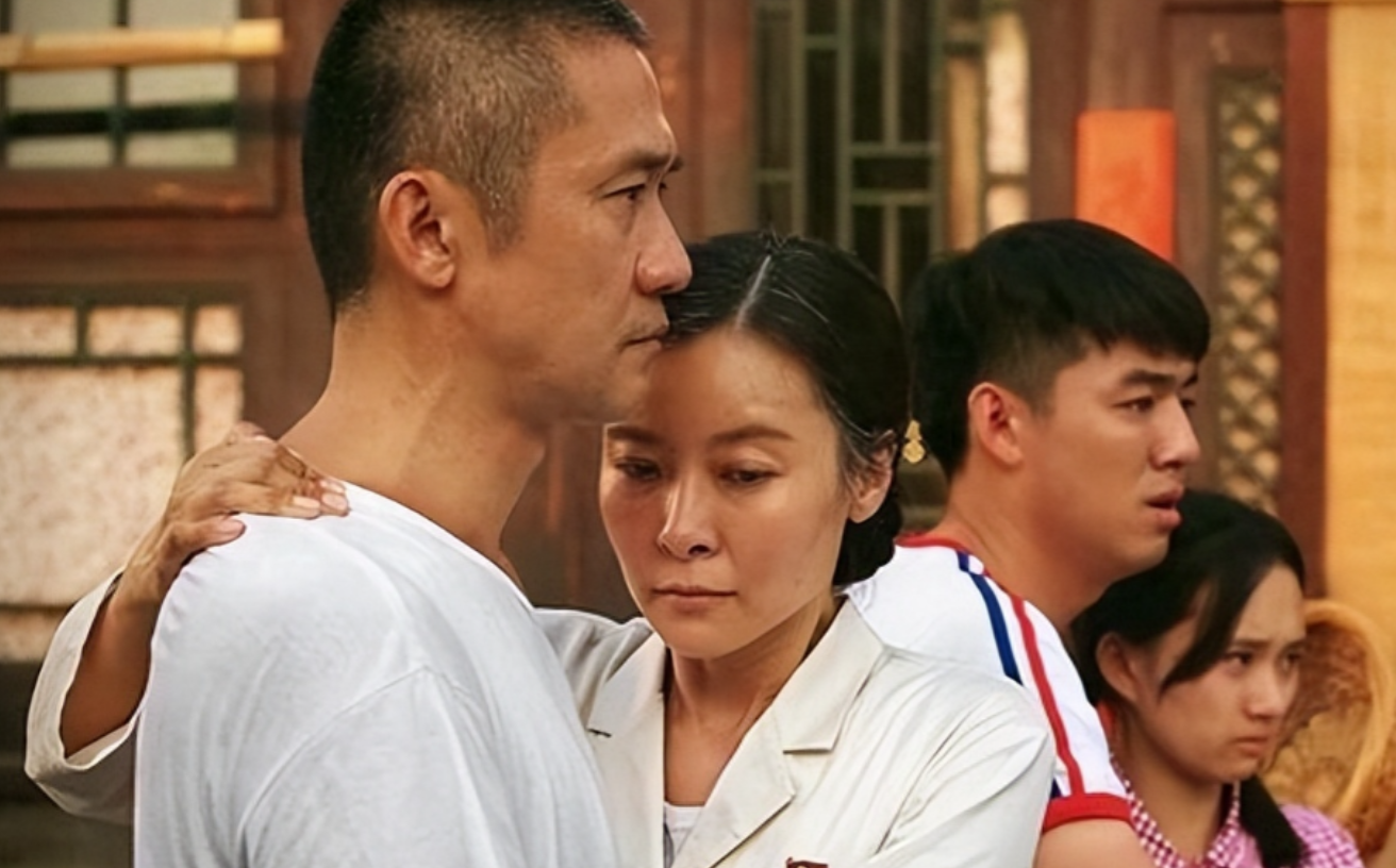 幸运的是,这个艰难的时刻里,柯蓝的老朋友李泉成了她的坚强后盾.