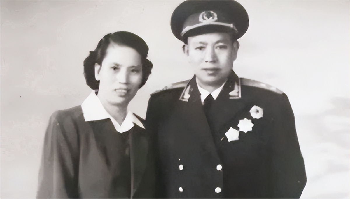 丁一平:原海军副司令员,父亲是开国中将,2003年因一事被降职