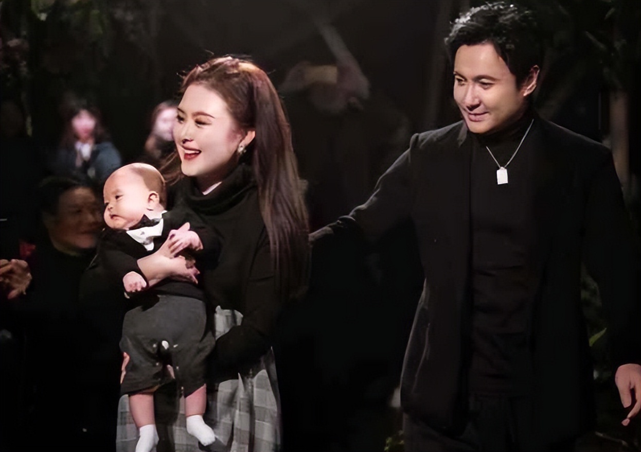 沈腾王琦一家现身澳门,5岁儿子岳父岳母同行,关系和睦羡煞旁人