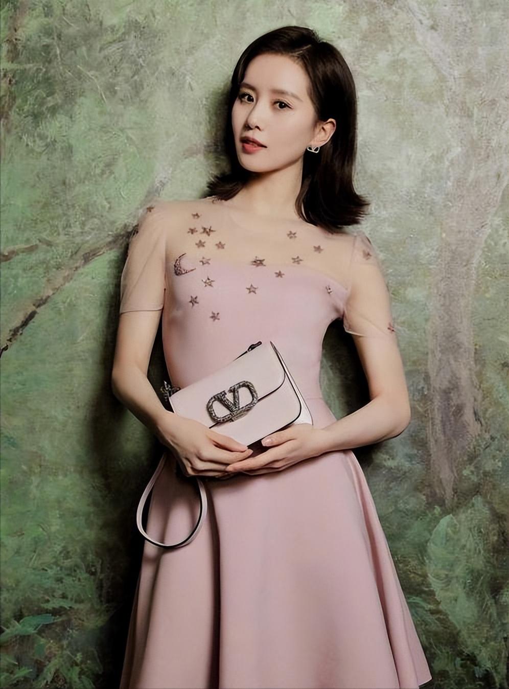 回顾刘诗诗17岁成名巅峰时刻嫁给二婚吴奇隆如今生活一地鸡毛