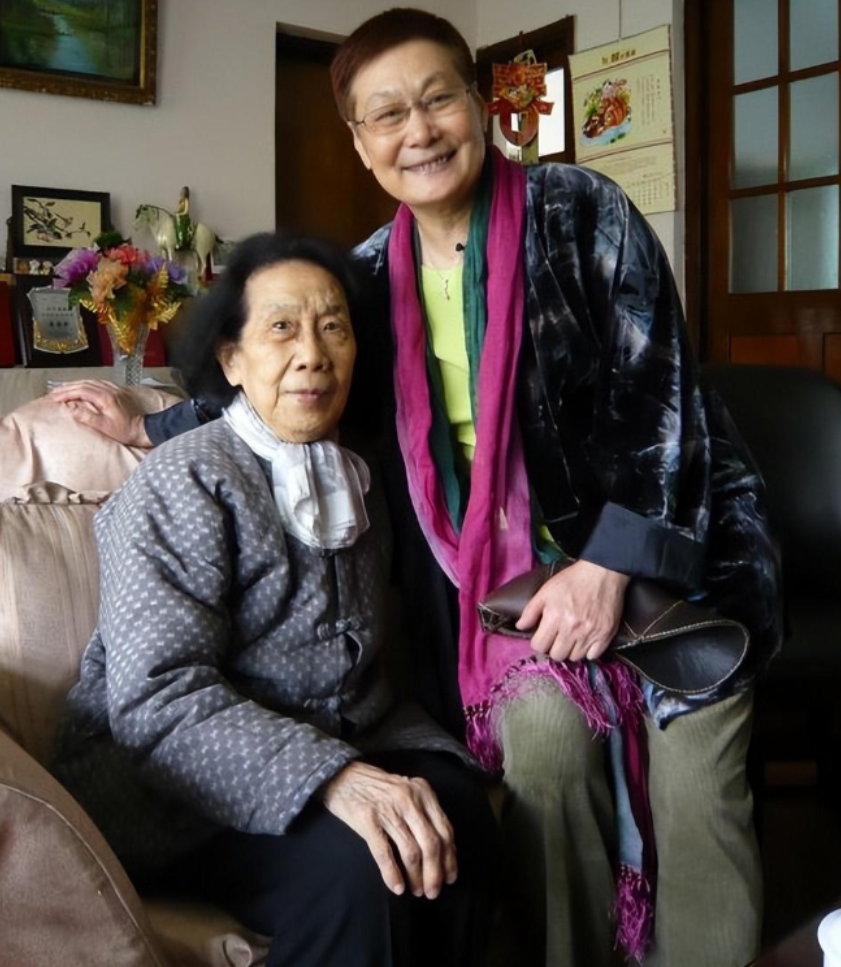 回顾京剧名家裴艳玲5岁登台9岁成名47岁再婚嫁给年迈恩师