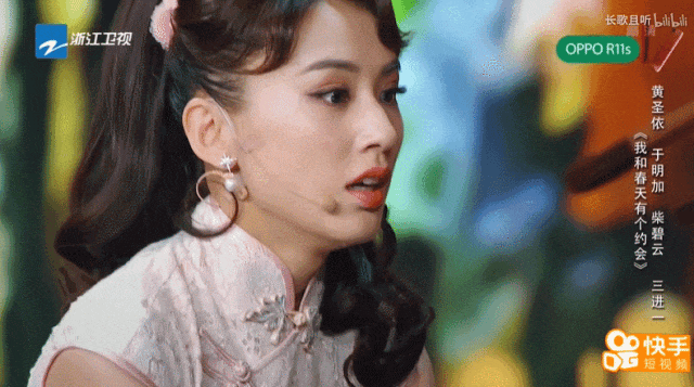 在这个场景下,章子怡吓得不自觉地往后退了一步.