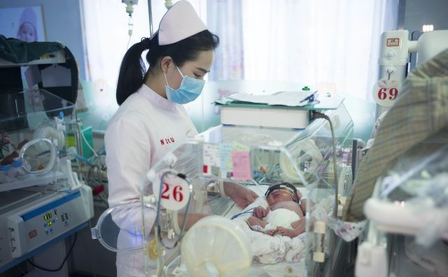 2017年因不孕遭前夫抛弃的女子再婚后生下双胞胎却高兴不起来