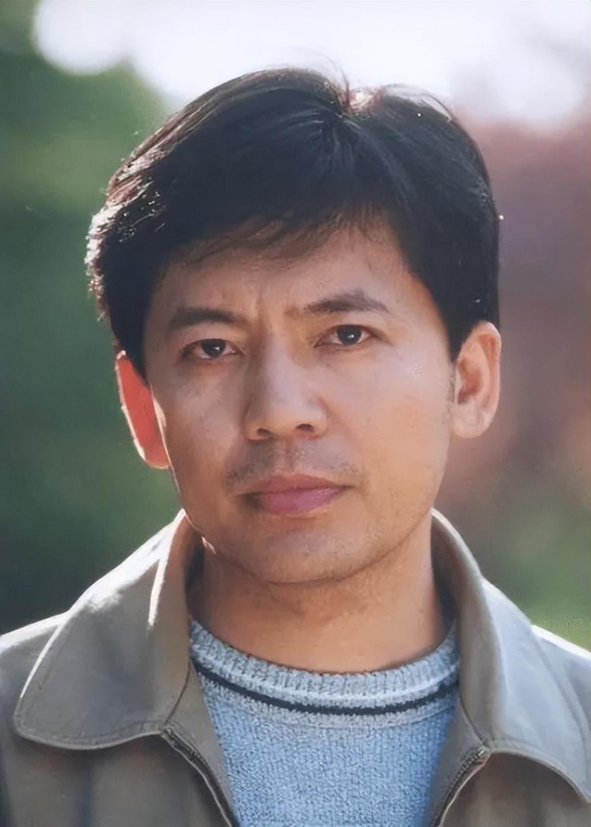 回顾何政军受父亲影响演了一辈子军人和妻子结婚30年无绯闻