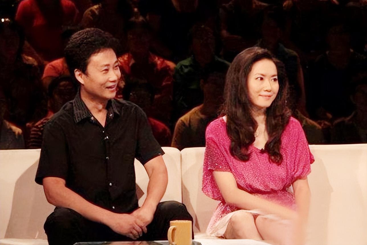 回顾离婚7年耿为华和小14岁前妻郑佳的境遇生活差距太大