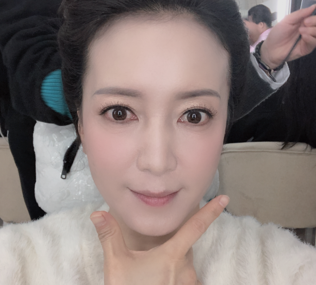 回顾胡小庭:嫁平凡丈夫,父母相继离世,如今45岁丈夫被宠成宝