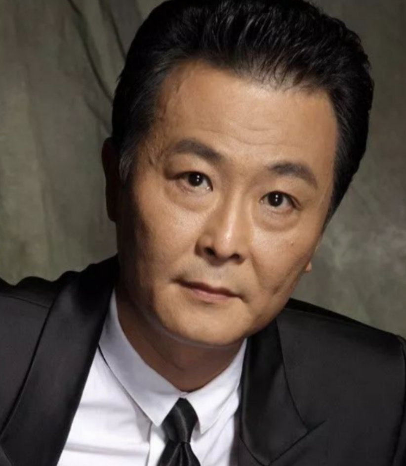 回顾钱波曾与妻子分居16年一生无儿女如今将宠物当成孩子养