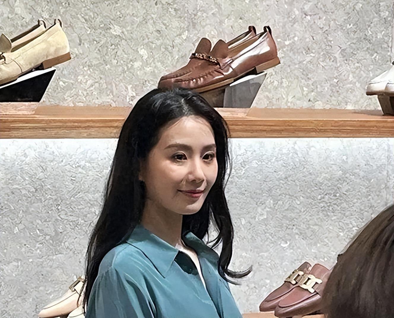 回顾刘诗诗17岁成名巅峰时刻嫁给二婚吴奇隆如今生活一地鸡毛