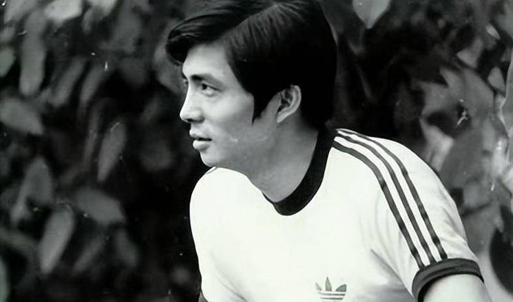 张瑜也火了起来,还登上一个杂志封面,说来也巧,汪嘉伟的照片正好也在