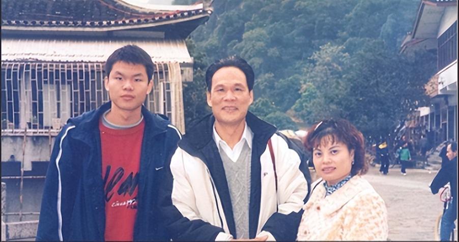 在朱芳雨小的时候就受到朱指导的熏陶,从小培养他打篮球,朱指导经常会