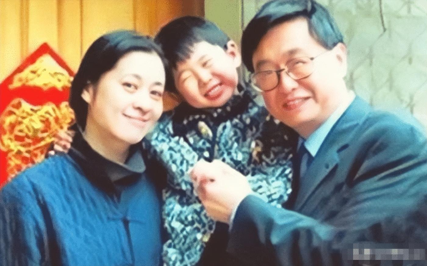 他是倪萍儿子的亲生父亲身价过亿却在儿子患病时离开母子俩