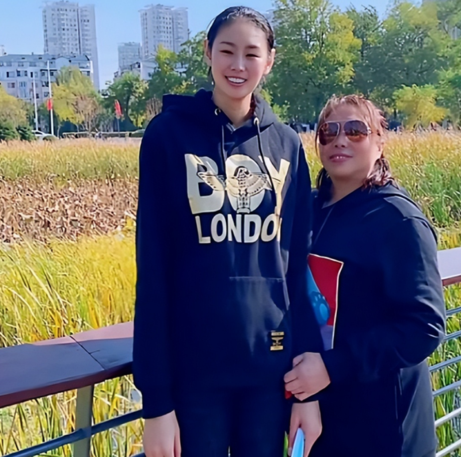 回顾名将颜妮退役后与魏秋月新疆旅游展现大长腿36岁依然单身