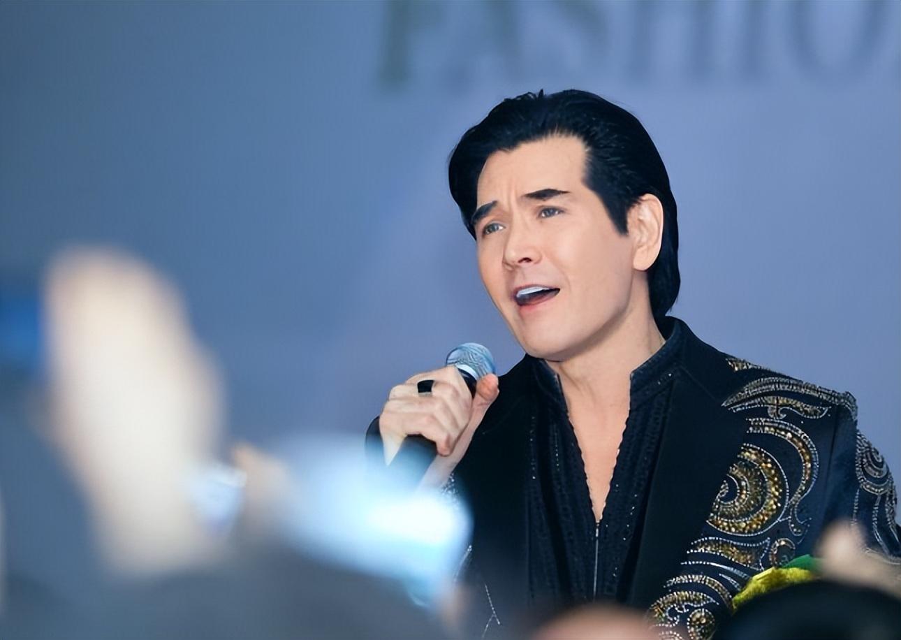 回顾费翔:受不了父母离异的打击,61岁不婚不育也幸福