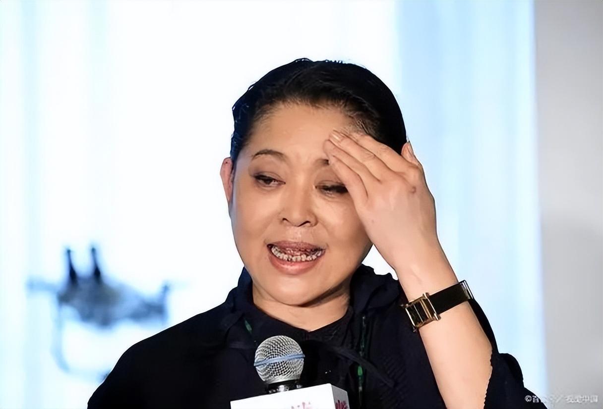 他是倪萍儿子的亲生父亲身价过亿却在儿子患病时离开母子俩