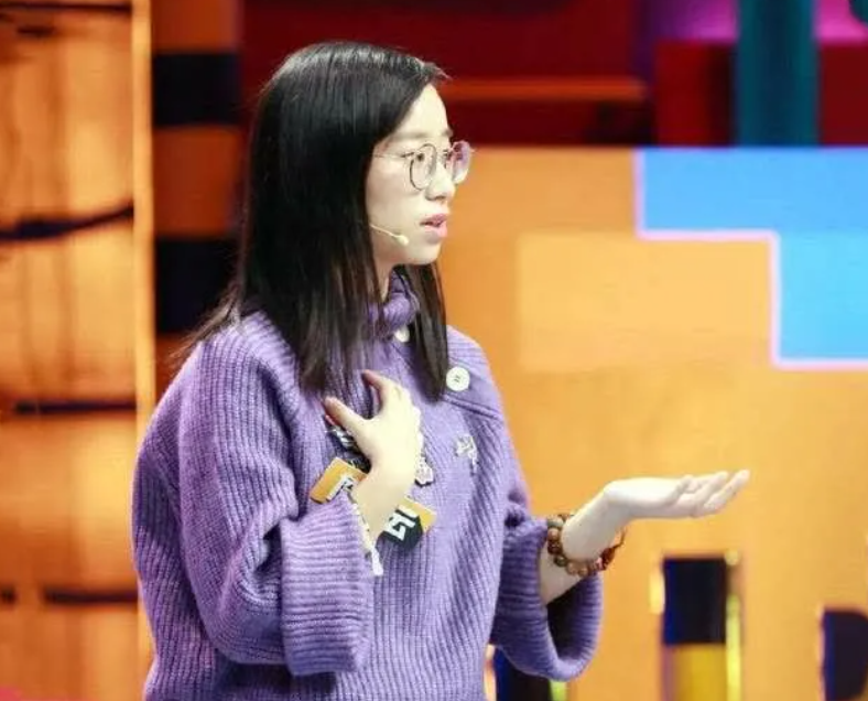 除了学术上的成就,她还受邀参加了热门辩论节目《奇葩说》.