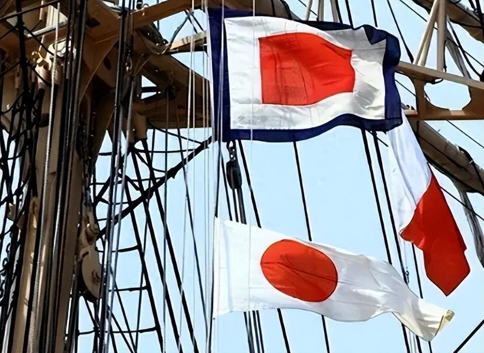 回顾中国航母试航为何悬挂日本国旗得知真相后大家恍然大悟