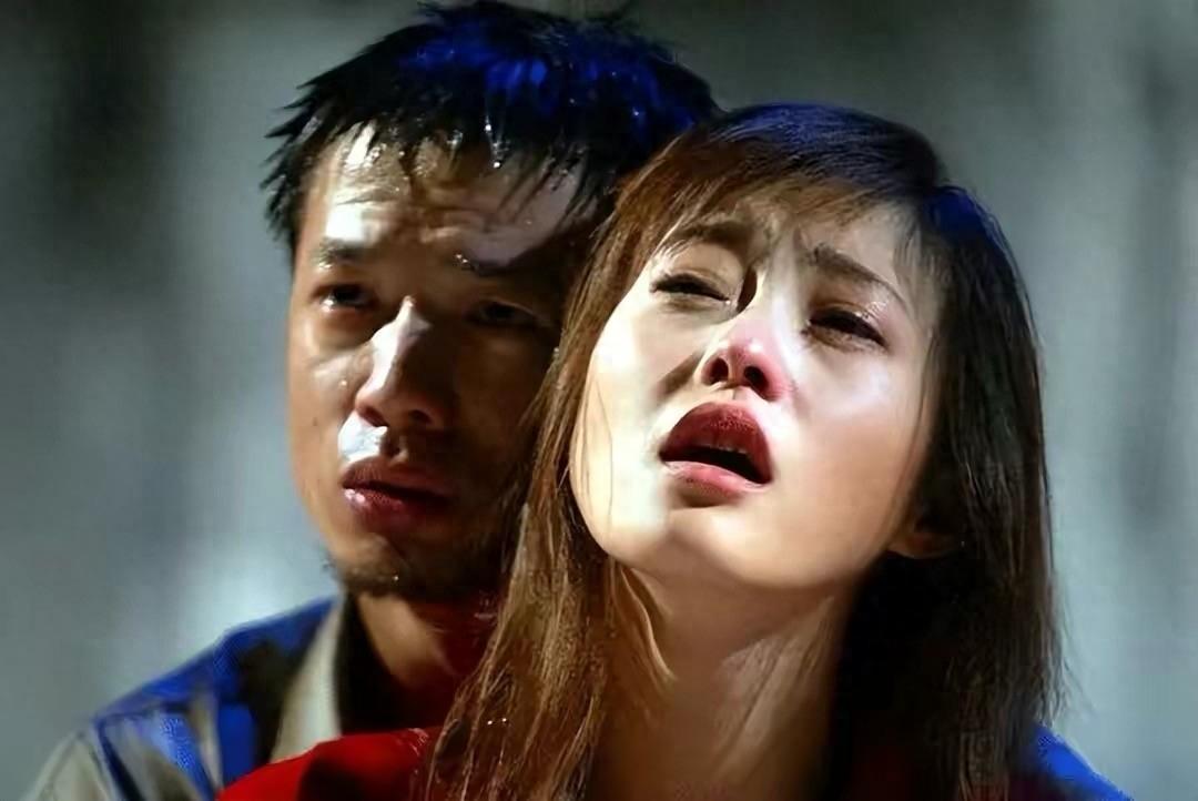 回顾两婚两离独自带两个孩子的郝蕾已经走上了另一条大道