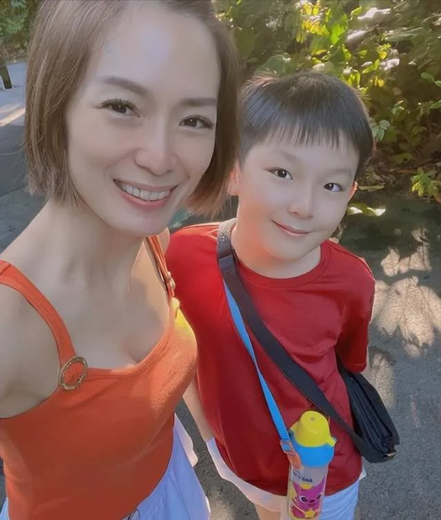 回顾新加坡女星郑秀珍何仙姑东方不败很惊艳破产后努力重生